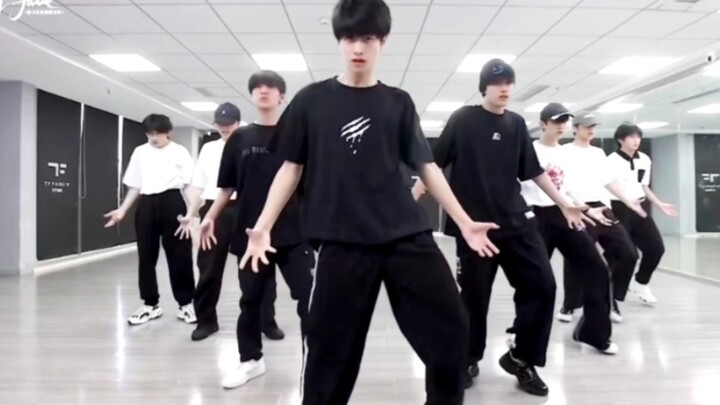 Pretty kids should be in the center! Zhu Zhixin leads the dance in the center position, and the whol