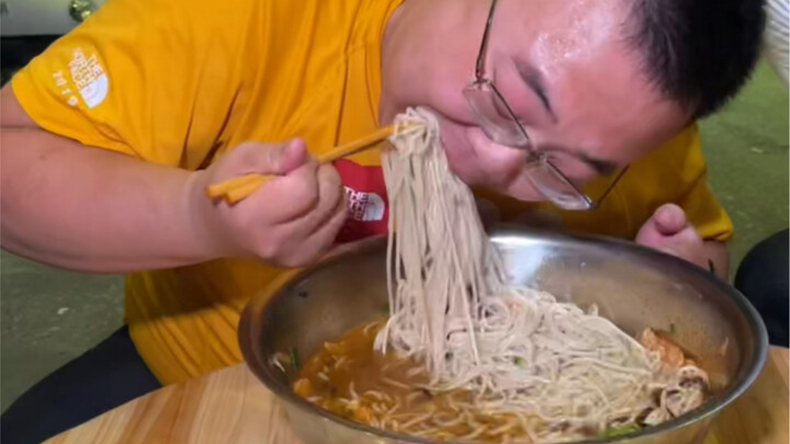 A handsome guy from Beijing came to challenge me with five bowls of snail noodles! He said he could 