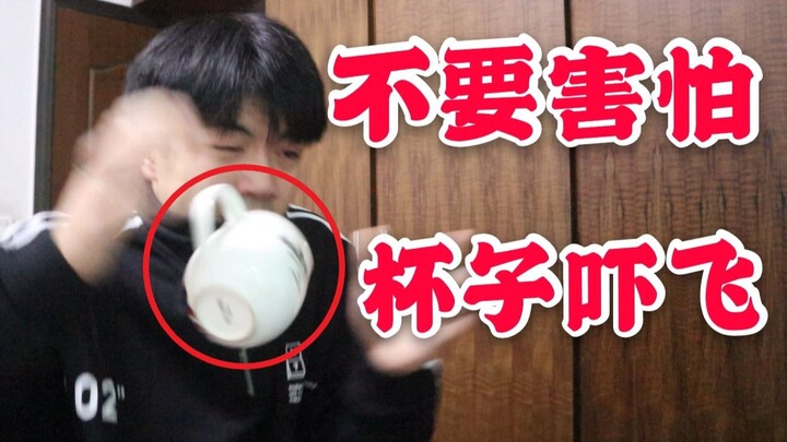 Lén xem video kinh dị ở nhà, cái cốc bị dọa bay luôn!