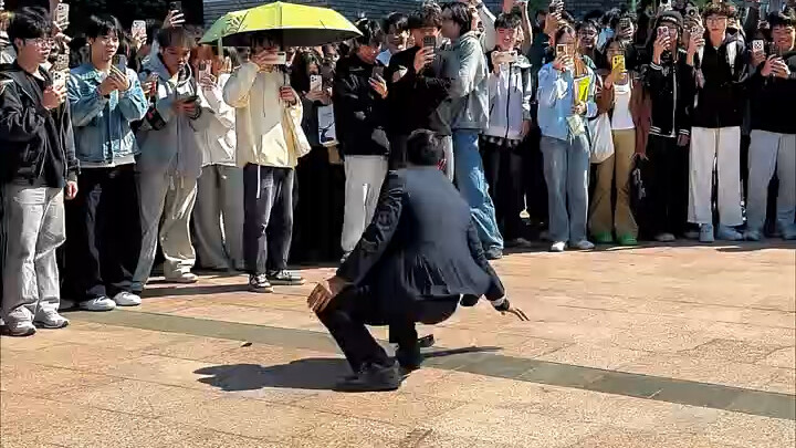 Có ai trong phần bình luận biết anh ấy là ai không?