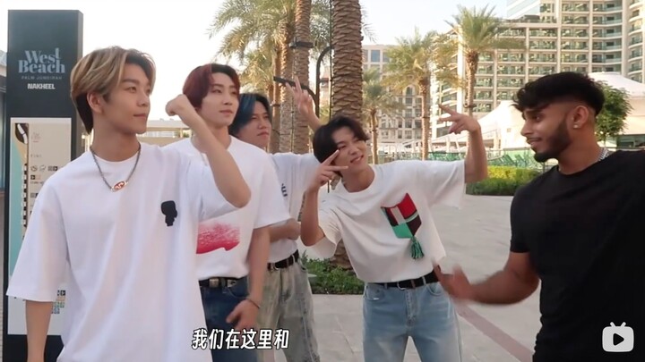 JYP中国男团迪拜街头跳舞被外国友人搭讪！以后也多出去走走吧
