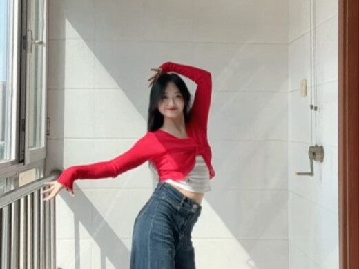 ผู้หญิงที่เต้นระบำนี้สวยมากเลย