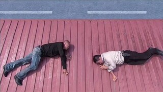 Untuk menangkap penjahat, polisi khusus melompat dari jalan layang!