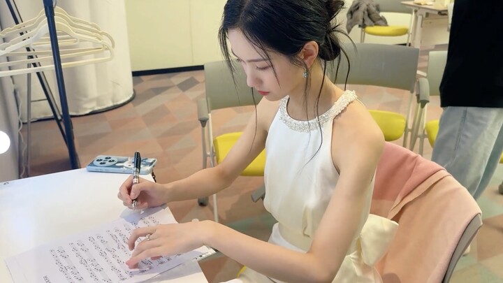 ฉันไม่พลาดแล้ว! ก่อนขึ้นเวที ยังใส่ชุดราตรีสุดหรูและสง่างาม นั่งจดโน้ตเพลง ฝึกวาดลายเส้นด้วยนิ้วมือไ