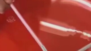 在泡泡上放一根线可以戳出一个完美的圆