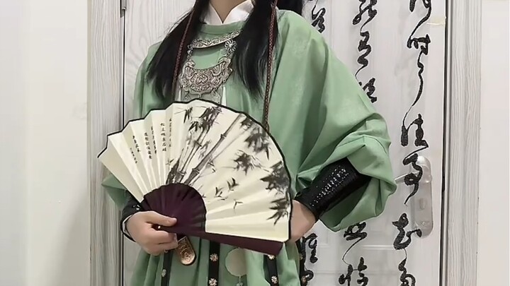 Pakai jubah kerah bulat, aksesori mendongkrak penampilan banget, nggak main-main!