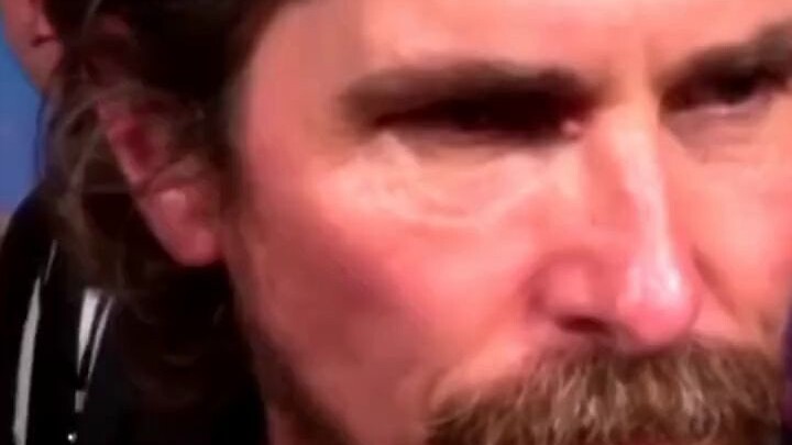 [Christian Bale] Saya penasaran mengapa dia bisa memegang Stormbreaker!