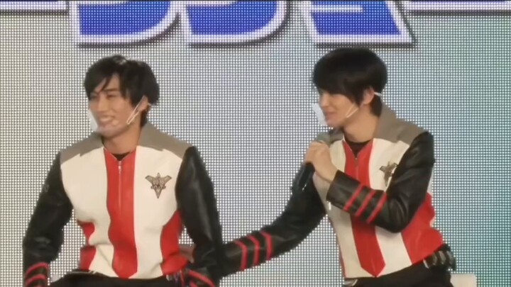 [Chinese subtitles] It’s normal for two people to flirt with each other.