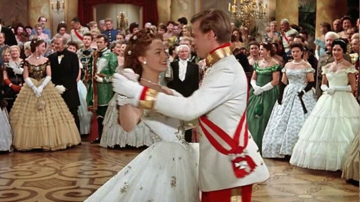 Now This Is What a Real Imperial Court Looks Like! A Deep Dive into the Original Sissi Princess’s Go