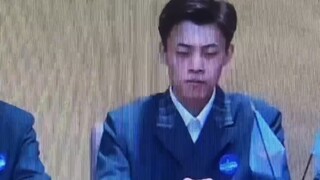 เขากำลังคิดถึงเรื่องเศร้าๆ ที่อยู่ในใจอยู่แล้ว