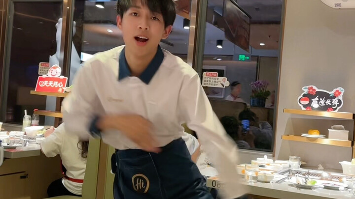 Mom, I’m here at Haidilao to apply for a server job!