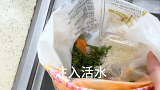 早餐吃什么，谁能拒绝软软嫩嫩的鸡蛋水饼呢，调成水状面糊即可成功～