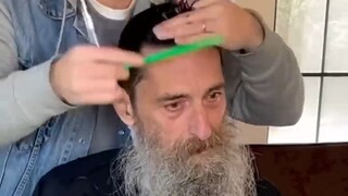 Gelandangan bernama Don, yang sudah enam tahun tidak memotong rambutnya, menjalani pembersihan menye