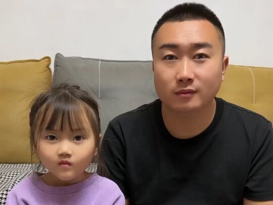 Coba tebak, di pertandingan antara dua anak ini, permen siapa yang akan tumbuh lebih besar?