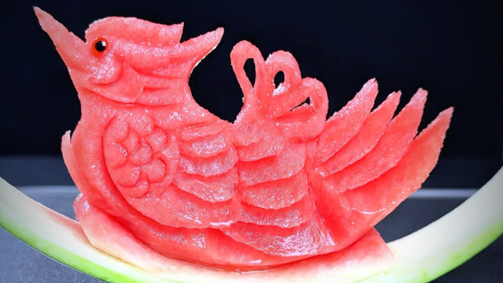 Kids all love it when I carve watermelons this way #Watermelon #FruitAndVegetableCarving #EatingWith