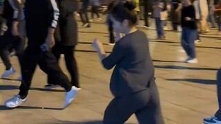 起飞起飞#广场舞小鲁班 #00后跳广场舞 #跟着节奏嗨起来 #气氛组就位