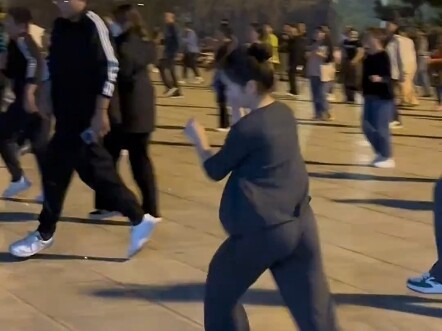 起飞起飞#广场舞小鲁班 #00后跳广场舞 #跟着节奏嗨起来 #气氛组就位