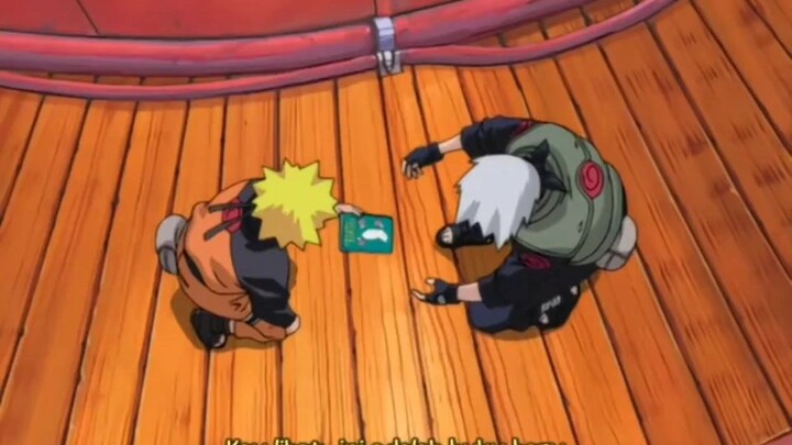 Kakashi senang dibawakan oleh oleh dari naruto