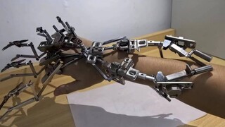 Cậu bé nào có thể cưỡng lại được cánh tay robot làm bằng la bàn?