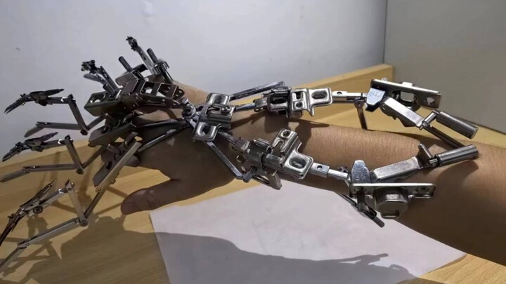 Cậu bé nào có thể cưỡng lại được cánh tay robot làm bằng la bàn?