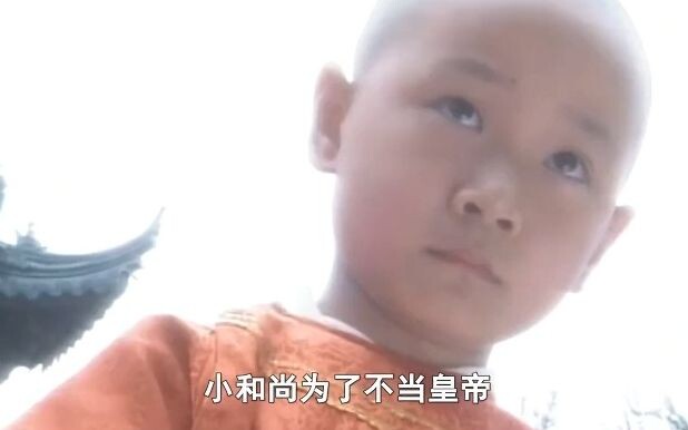 Hoàng đế cá cược rằng tiểu hòa thượng không biết vẽ cá, ai ngờ tiểu hòa thượng chỉ khẽ phẩy một nét,
