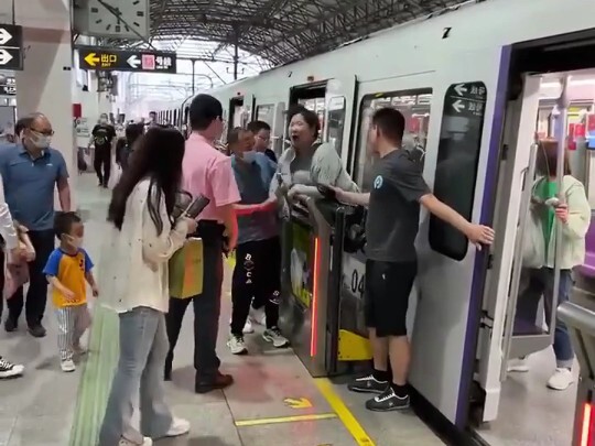 It’s a meltdown! Shanghai Metro passengers are frantically coding in C.