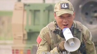 用手吃饭，吃冰馒头，喝加冰的牛奶在泥坑抱原木唱儿歌，这些教官太狠了