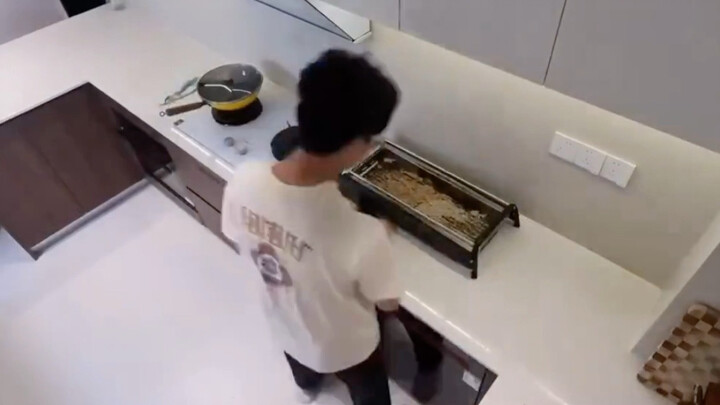 Min Kyu trong ký túc xá SVT mà kiểu: