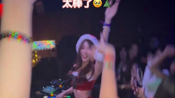 Cả khán đài toàn nữ thì đúng là khác hẳn!