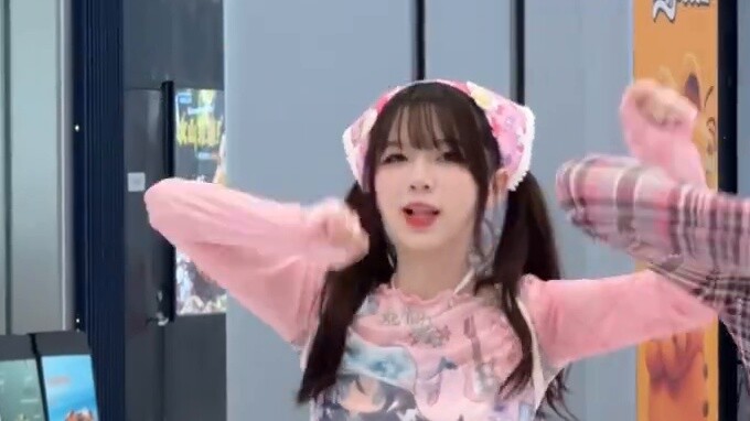 أخبرني｜ الشخص الأنسب للون الوردي في العالم ظهر | نسخة المسرح لـ NewJeans