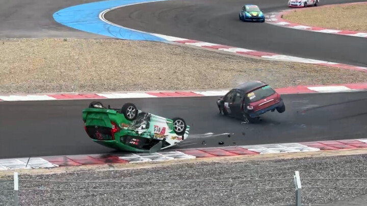 Chiếc Fit 206 bị đâm lật xe, theo các bạn thì ai chịu trách nhiệm?