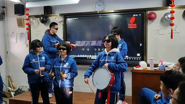 يُقترح تعديل العنوان إلى: “الآداب تنهار، الموسيقى تفسد، جولة مدرسية تجوب المدرسة لتضغط على وركك بقوة