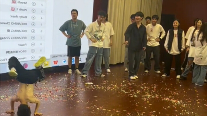 Các bạn nhỏ mẫu giáo nhảy hip-hop trong trường đại học, cú xoay Thomas khiến cả khán phòng kinh ngạc