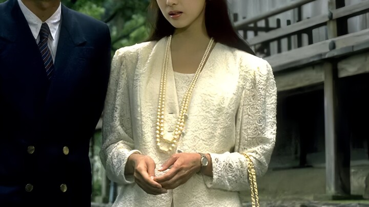 Wait… this is seriously how she looks at 60?! Her eyes are so clear and pure, with zero signs of pla