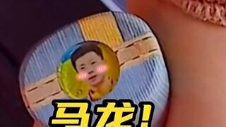 Đây là cảnh tượng gì vậy, cầu thủ Hàn Quốc in hình Mã Long lên vợt của mình