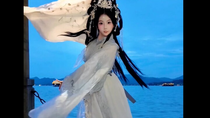 A dancing Tiancheng was spotted by West Lake.