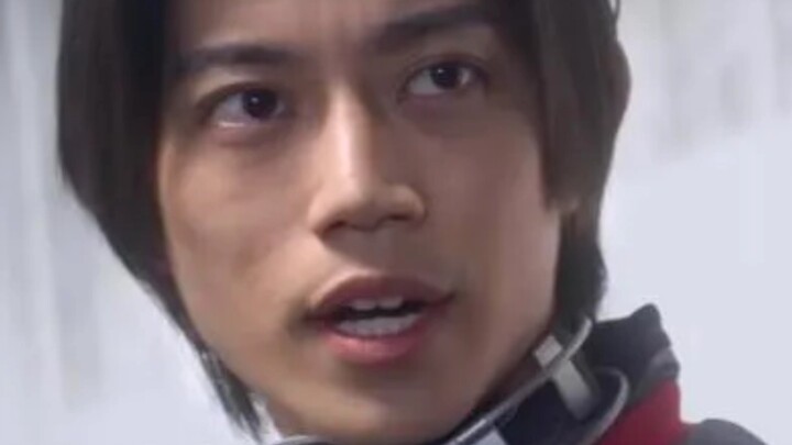 من هو الشخص الذي يضع كحل على حاجبيه؟