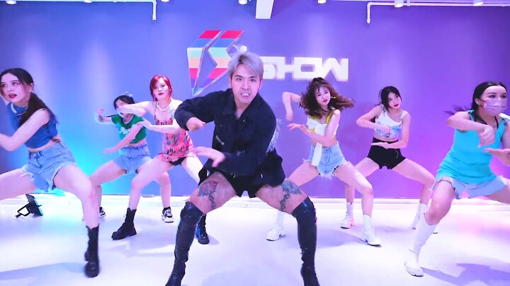[HyunA] HyunA returns with a new single "Nabillera" and does a quick cover. The class hasn't started