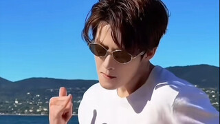 كل رقصات تيك توك يجب أن تمر عبر يديه! هذا الرجل حقًا بارع جدًا في التلوّي!