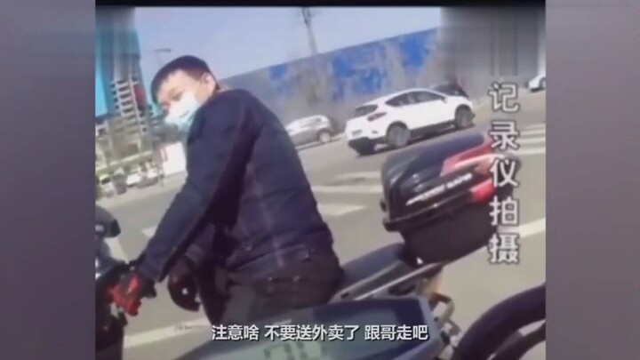 “Để lại số điện thoại đi, theo anh đi!” Gã đàn ông trêu ghẹo nữ cảnh sát rồi định vượt đèn đỏ, bị bắ