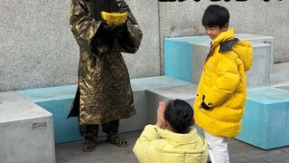 Pretending to be the God of Wealth, I asked passers-by to wish me a happy new year!