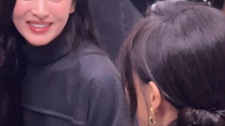 Tang Yan dan Song Hye‑kyo, kalian berdua ngobrol apa? Apa lagi ngomongin Wong Kar‑wai? (hahaha)