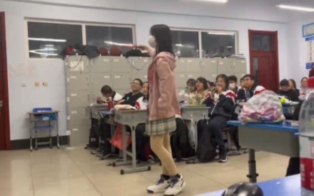 [Kirim ke bulan terang] Saat saya memakai JK dan menari di kelas, kirim ke bulan terang