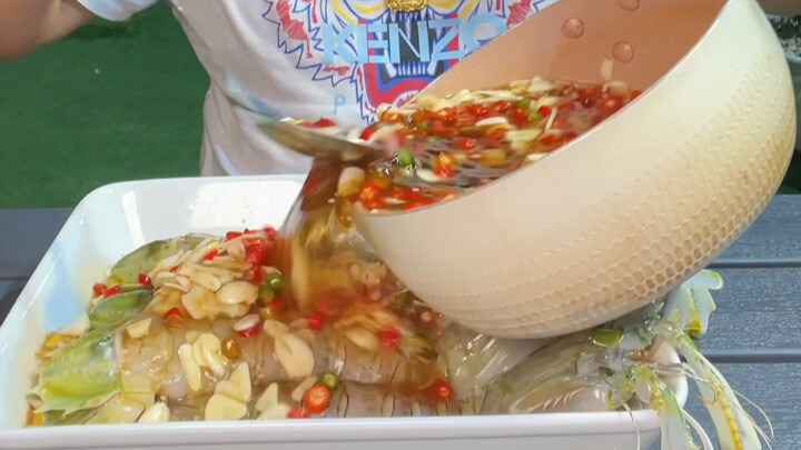 Masakan Thailand: Udang mantis raksasa yang diasinkan ala Thailand dan tiram besar semuanya halus da