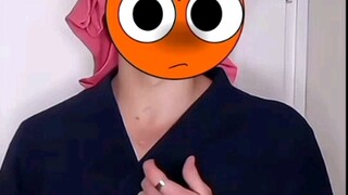 Bối cảnh riêng tư Simon thay quần áo và những người khác bước vào: