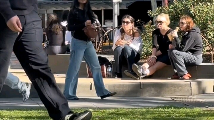 Prank "cinta pada pandangan pertama" di jalanan