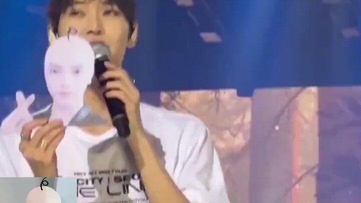 ใครเป็นคนทำของชิ้นนี้ให้ลีแทยงนะ? ถึงขั้นทำให้คิมโดยองหยิบไปแล้วลีเคยันหัวเราะจนล้มเลย!