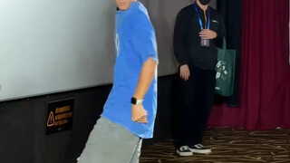 挑战在港剧大佬面前太空滑步！