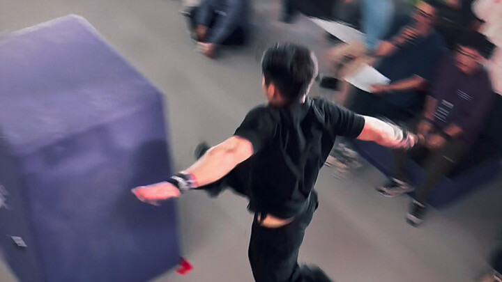 «في هذه اللحظة يحلّق»