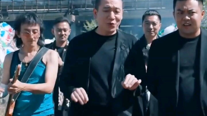 هواية الأطفال غريبة: يشاركون في الجنازات ويعملون دمىً ورقية صغيرة.